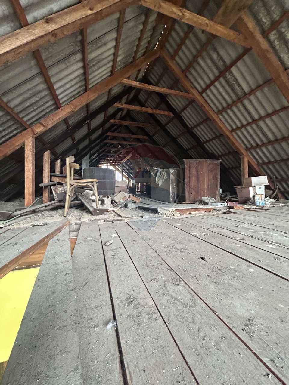 Casa - sura cu 16 ari teren de vânzare în Buşag