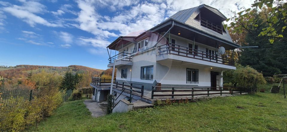 Oferta! Pensiune cu 7 camere de vânzare/ Poiana Marului