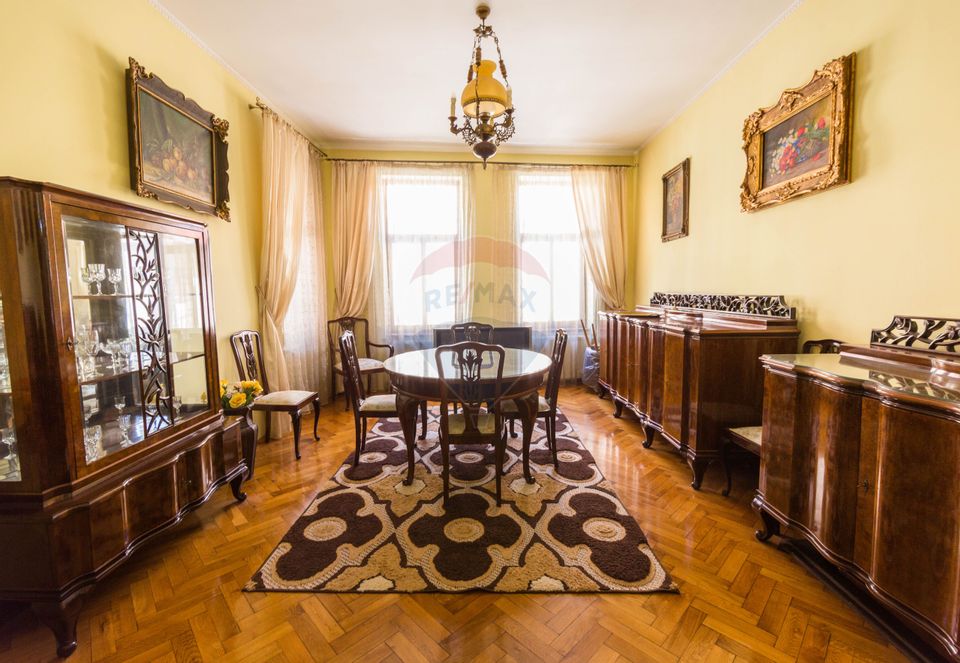 Property Located under Tâmpa composed of 2 Houses and Garden,