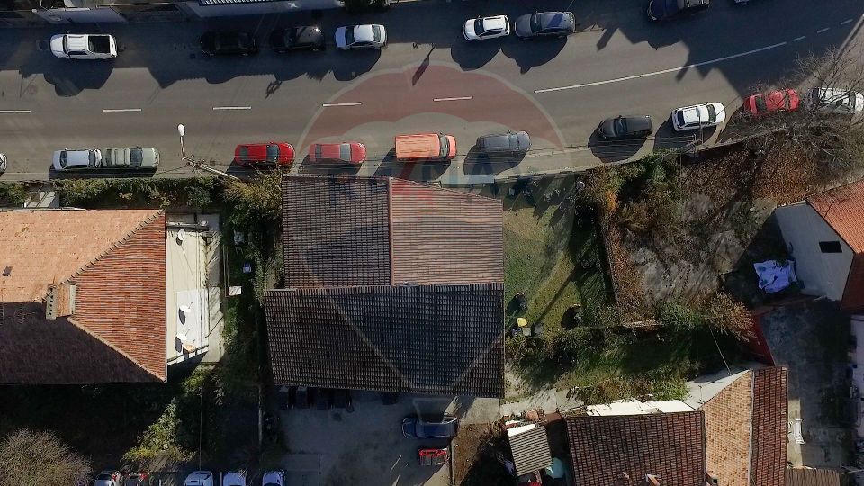 Casa cu 6 camere de vanzare, semicentral