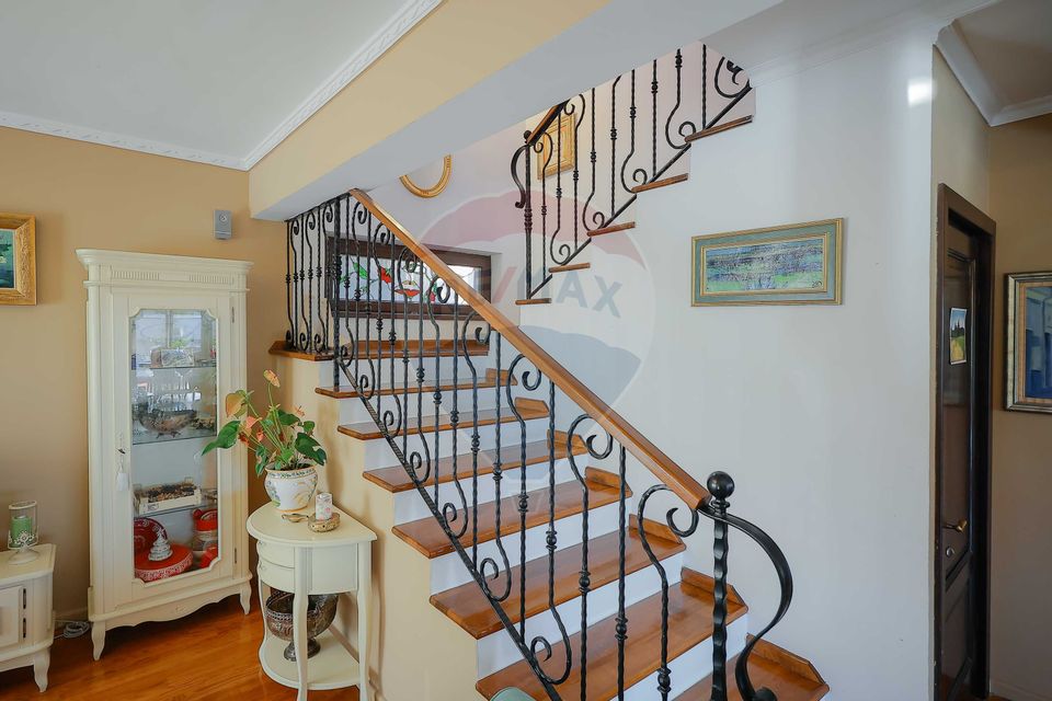 Casă / Vilă cu 5 camere de vânzare în zona Dealuri Oradea