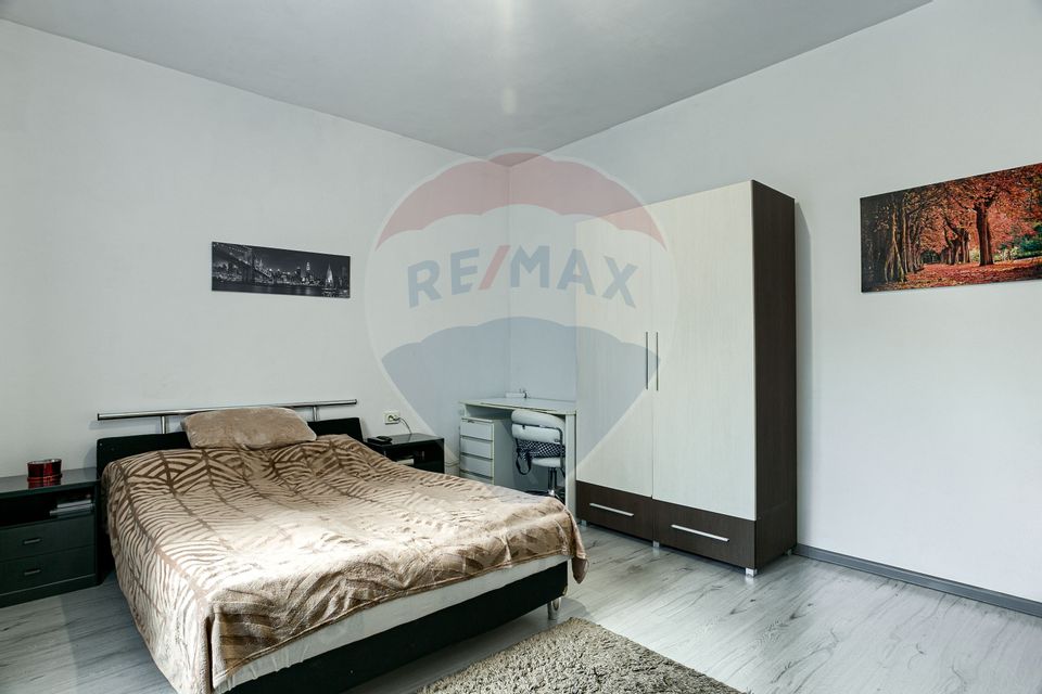 Apartament cu 2 camere de vânzare, la curte comună, zonă centrală