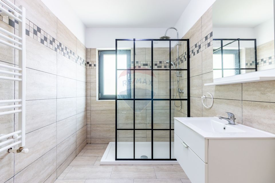 Casă / Vilă in Corbeanca,  toate utilitatile, strada principala