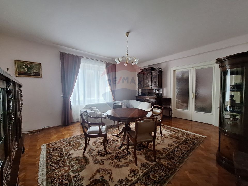 Apartament cu 4 camere de închiriat în zona Ultracentral