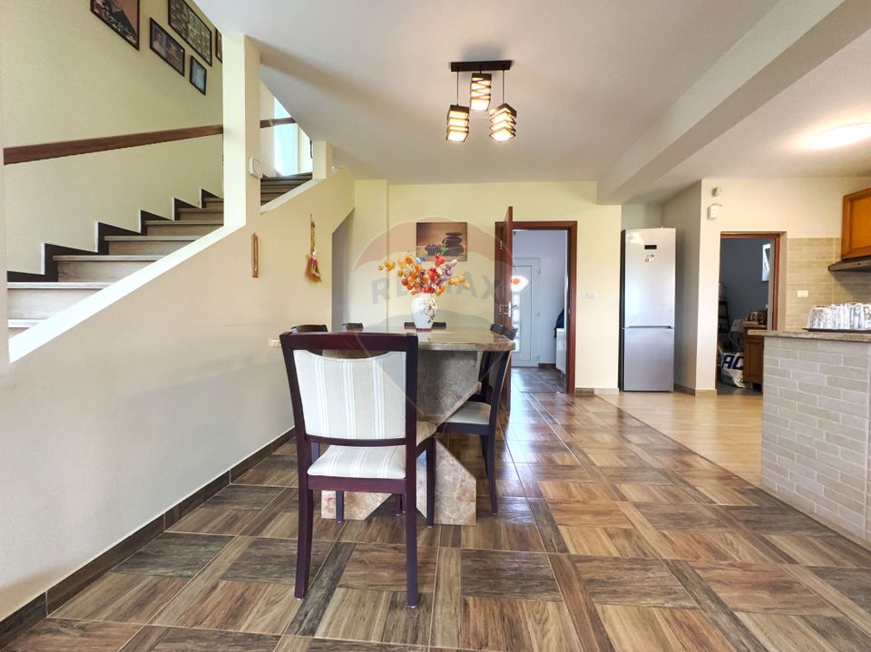 "House / Villa for sale located in Recaș, 195 sqm (built area)"