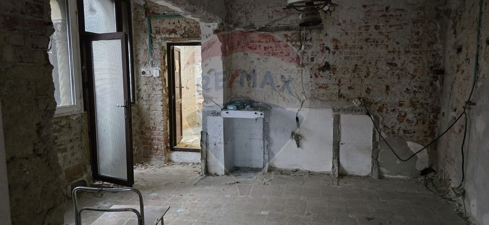 De vanzare | Casa cu 3-5 camere, necesita renovare | Zona Baicului