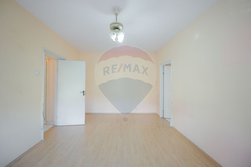 De vânzare, apartament cu 3 camere, zona Rogerius