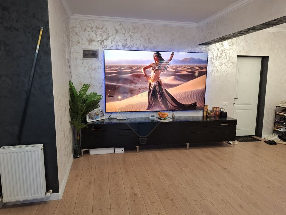 Apartament cu 3 camere  cu loc de parcare si curte proprie -de vânzare