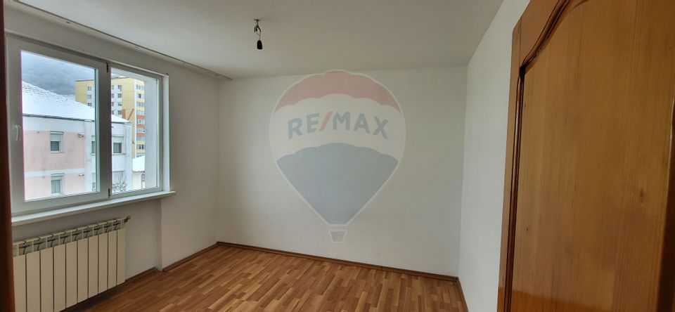 Apartament cu 3 camere de vânzare în zona Darmanesti