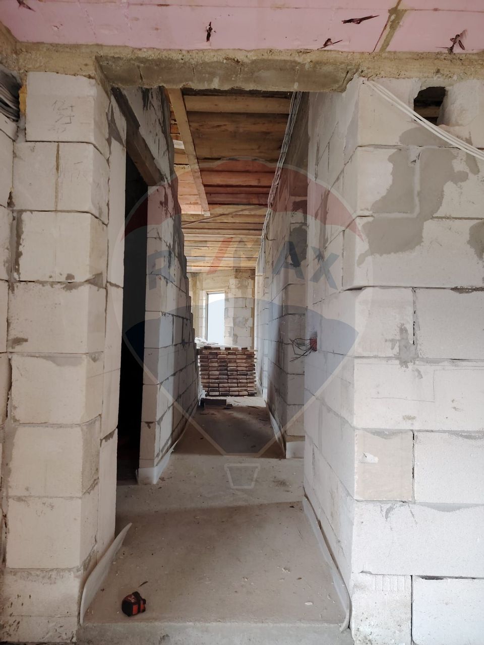 Casă / Vilă cu 8 camere de vânzare