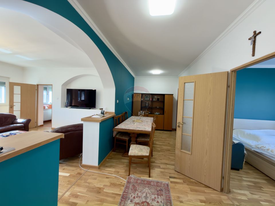 Casă / Vilă 8 camare cartier Beverly Hills Sanmartin