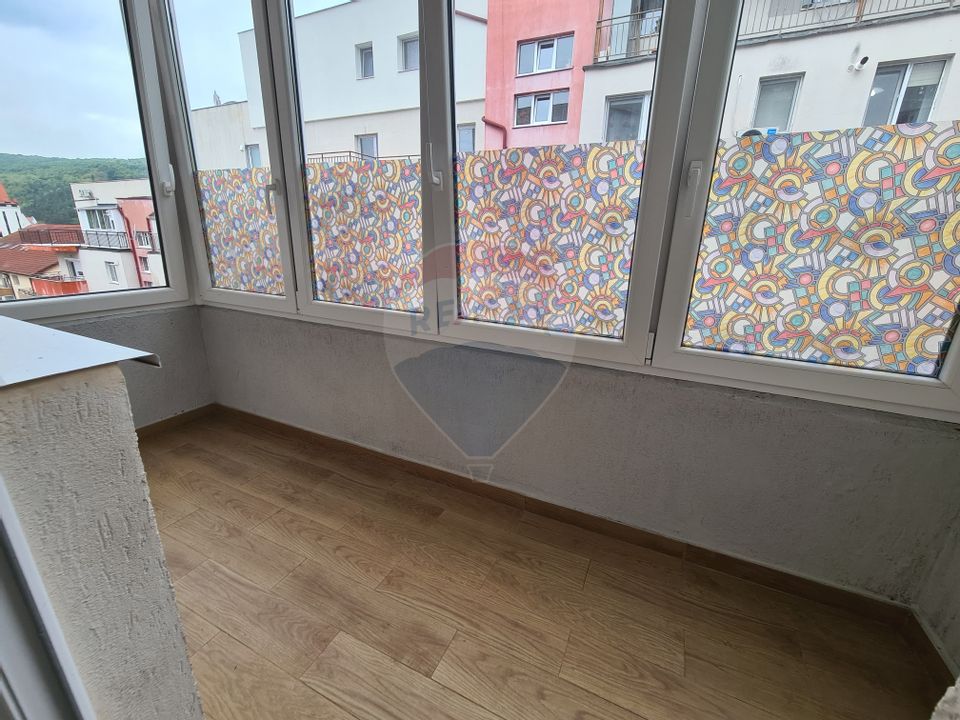 Apartament cu o cameră pe strada Stejarului, cu loc de parcare
