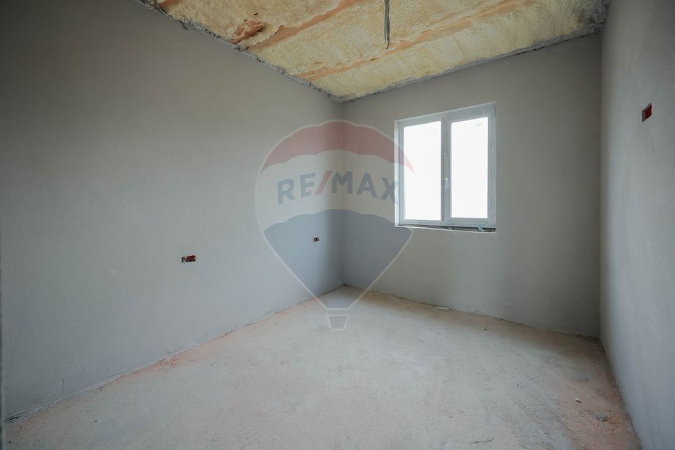 De vânzare casă semifinisată cu 3 camere, 455 mp teren, în Cihei