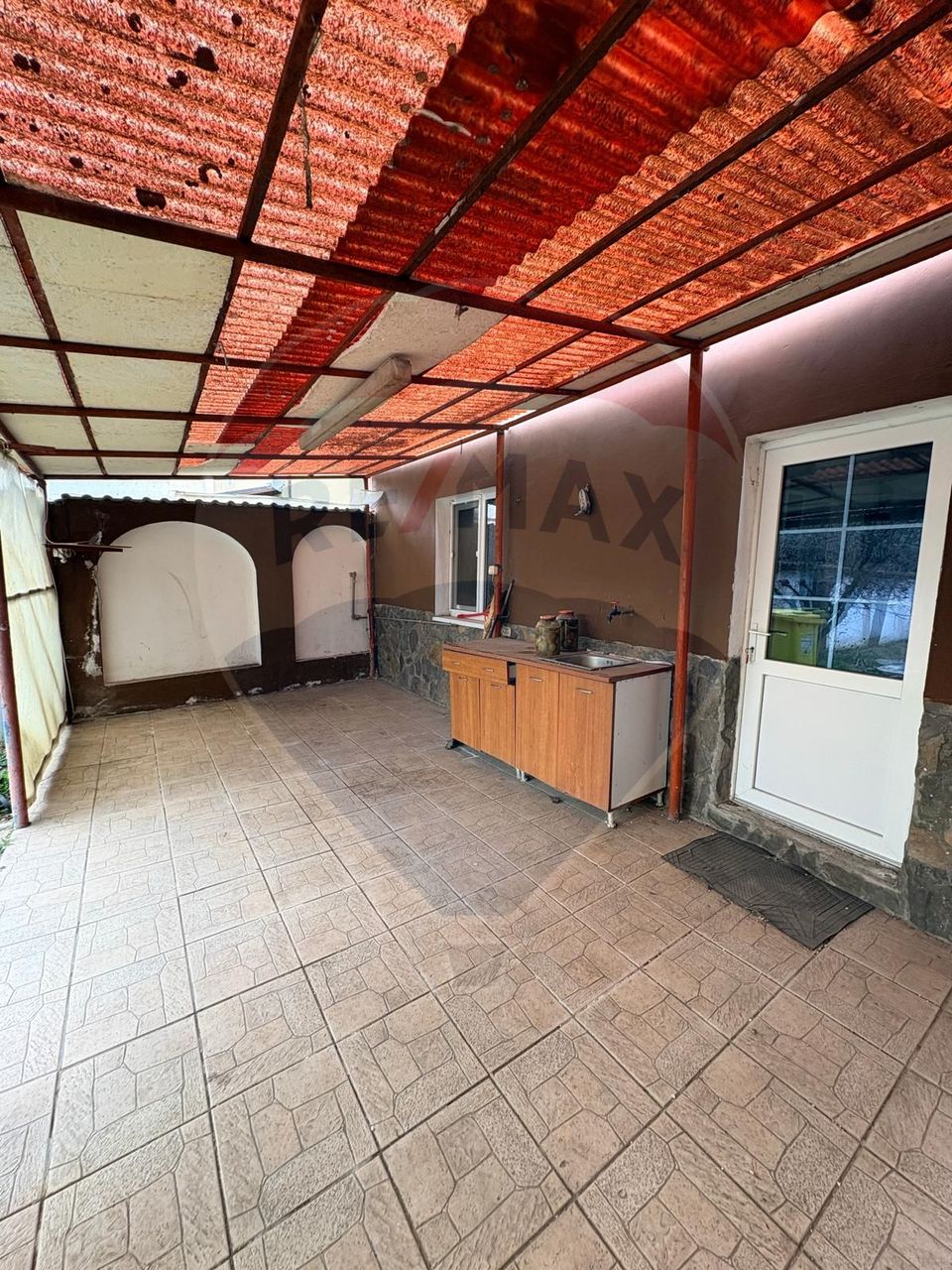 Casă cu curte generoasă și multiple posibilități – zona Moșnei