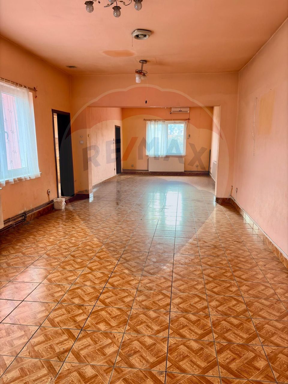 Casă cu curte generoasă și multiple posibilități – zona Moșnei