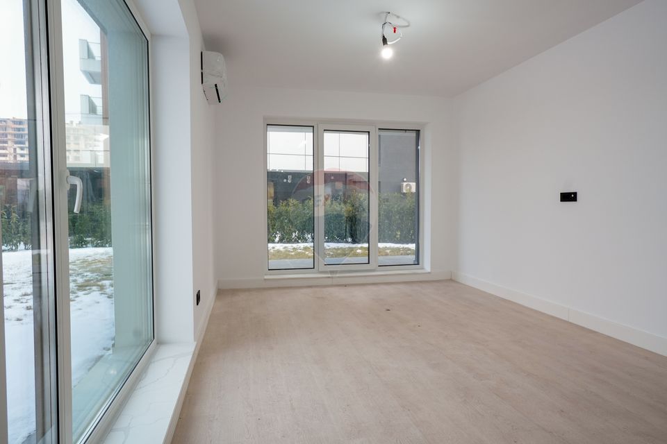 Vanzare apartament de lux cu 4 camere, curte de 279 mp in Pallady