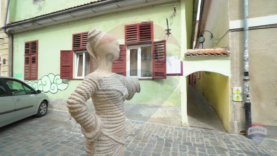 REZERVAT! Casă cu 2 camere și mult potențial, Poarta Schei