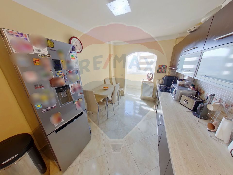 Apartament cu 3 camere de vânzare în zona Central