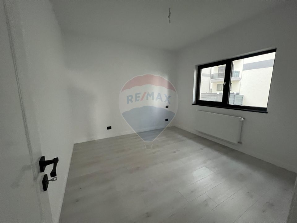 Apartament nou, 3 camere, curte proprie 50mp, de vânzare