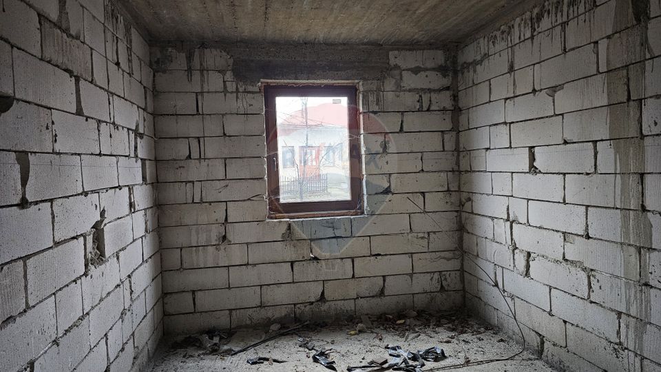 Casă / Vilă cu 12 camere, teren intravilan de 2869mp în Siminicea, SV