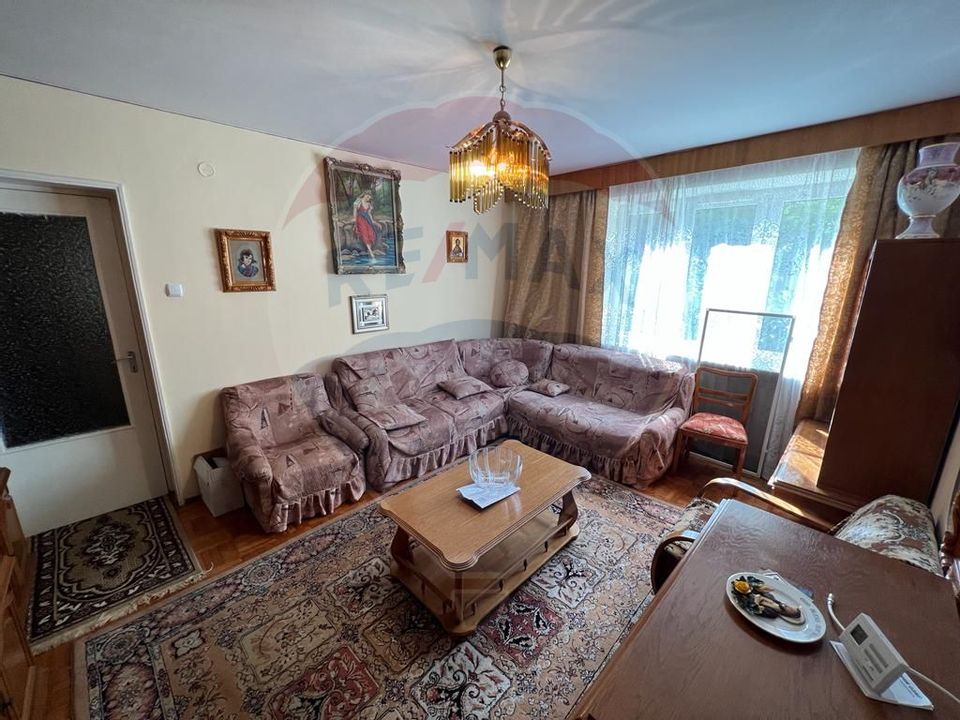 Apartament cu 3 camere de vânzare în cartier Săsar