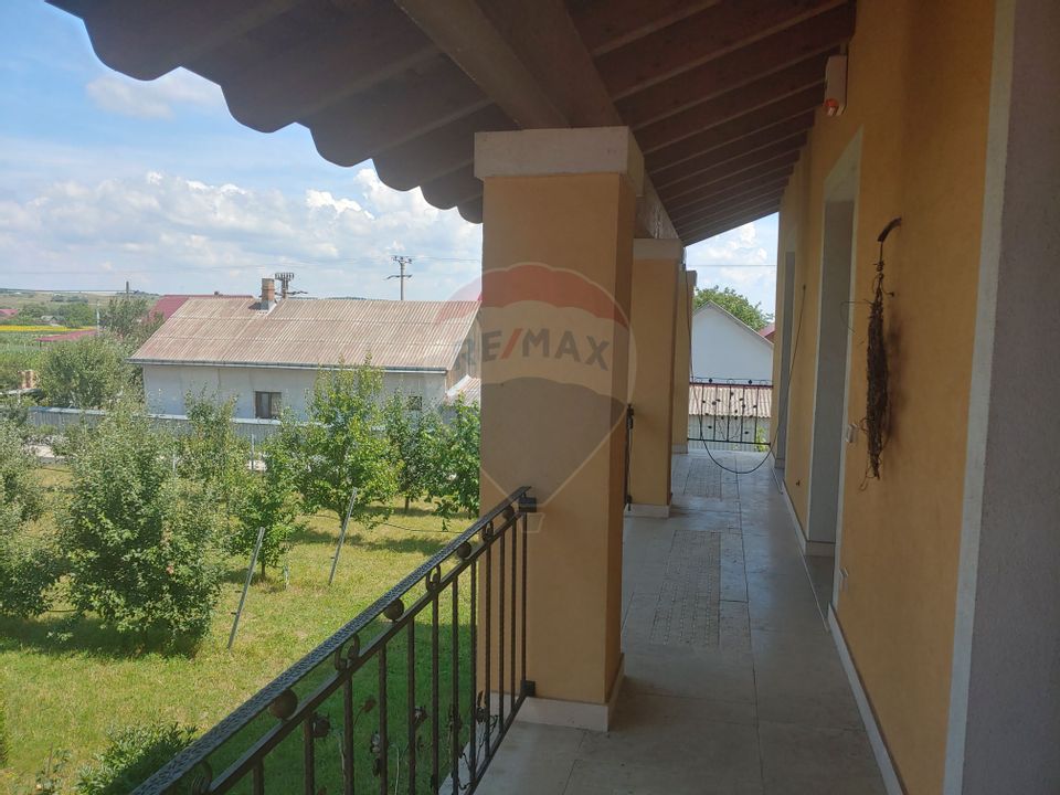 Casă / Vilă de lux cu 5 camere de vânzare în Vadu Moldovei, Suceava