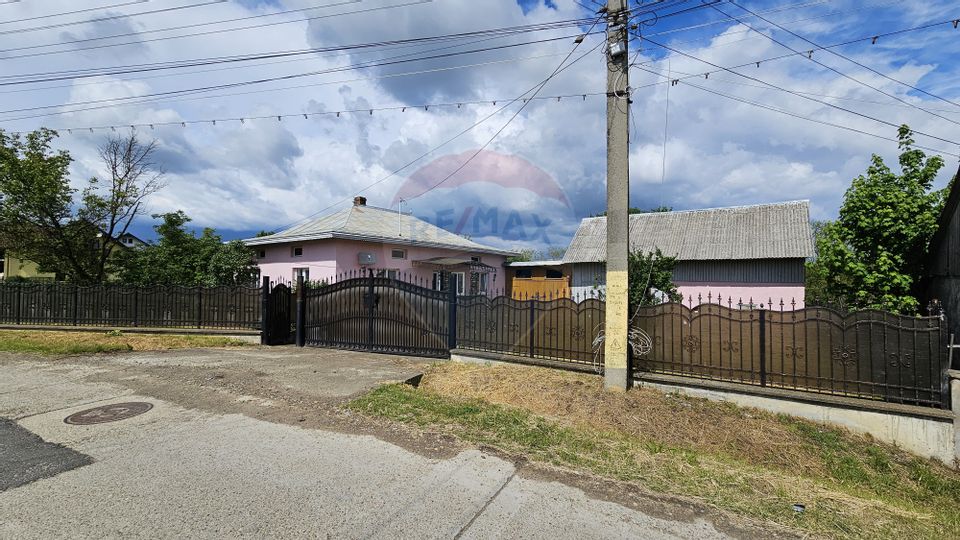 Casă  cu 3 camere, teren intravilan de 1300mp în Ipotești Tișăuți, SV