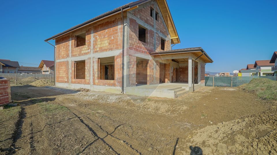 Villa in red, with 823sqm land in Cristian, Str C-tin Brâncoveanu