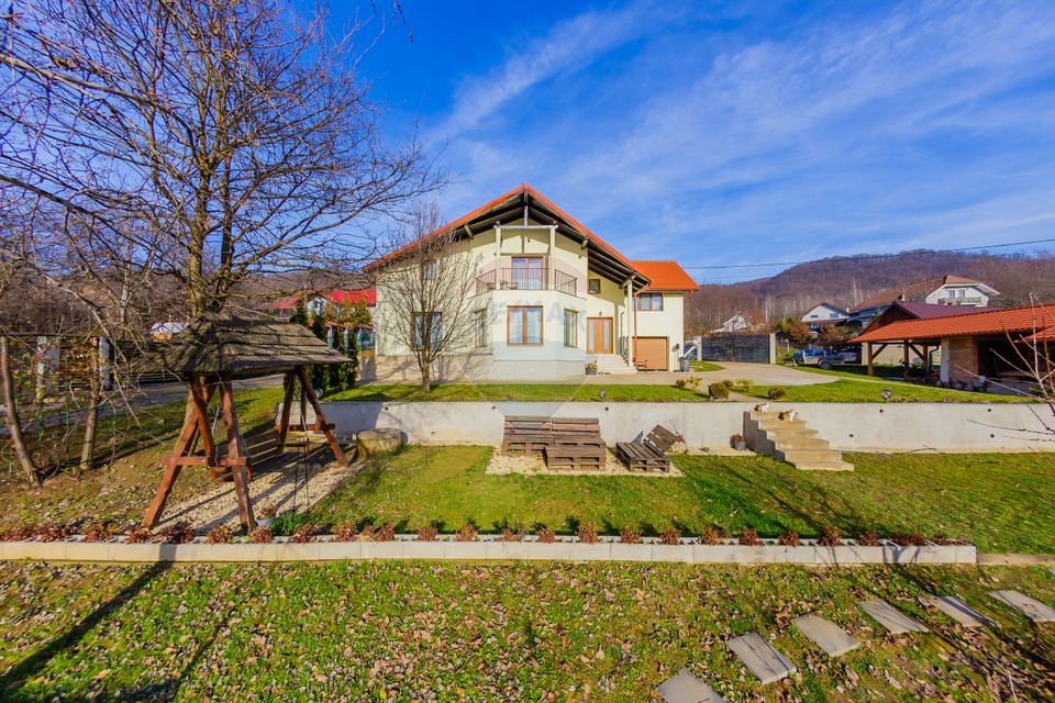 VILA CU TEREN GENEROS DE VANZARE/SCHIMB CU CASA