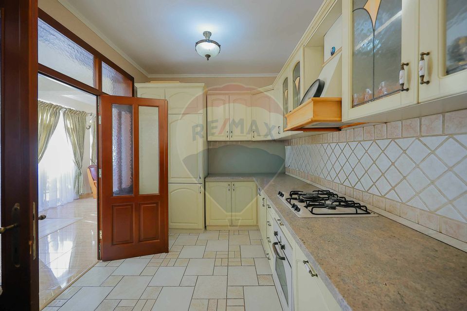 De vânzare vilă cu 7 camere, drum privat, în zona de Dealuri