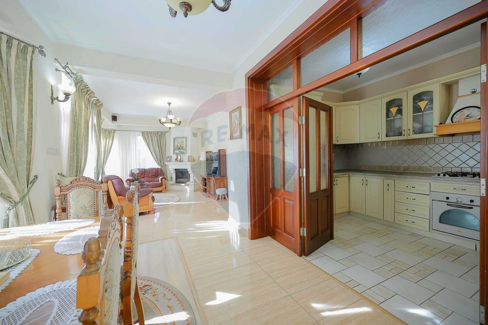 De vânzare vilă cu 7 camere, drum privat, în zona de Dealuri