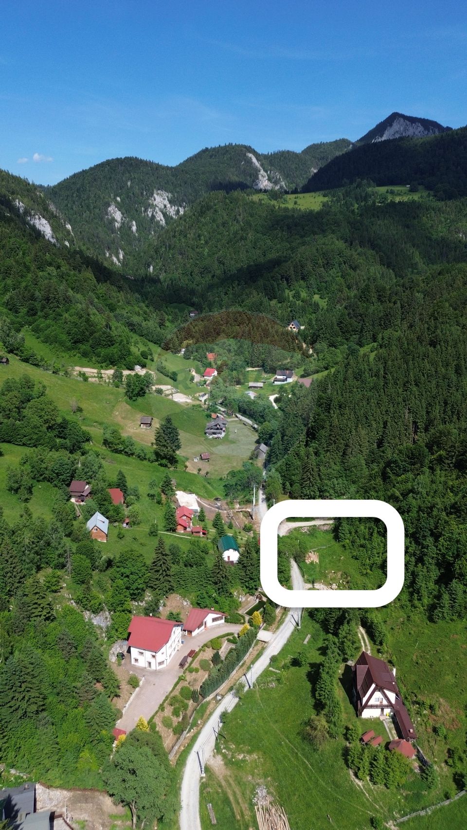 Teren de vânzare la munte cu râu în față și priveliște superbă