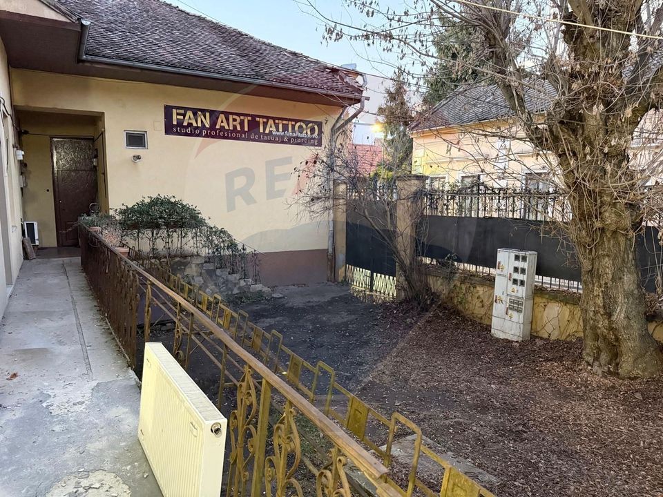 Apartament 4 camere, pe 2 niveluri si curte comuna în Centru