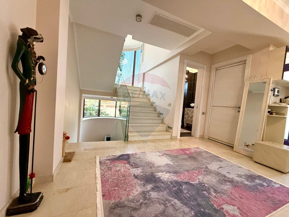 Vila cu piscina si teren 2350mp de vanzare in Mamaia Sat