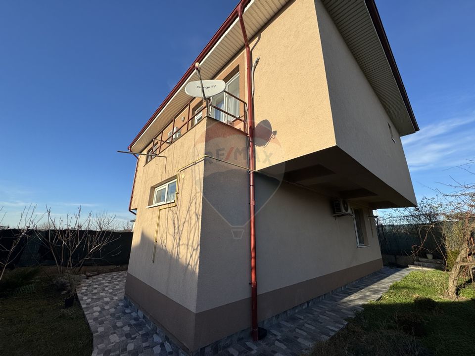 Casă / Vilă cu 5 camere de închiriat în zona Soveja Constanța