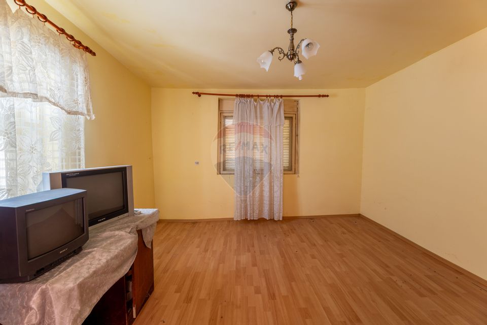 Casă cu 3 camere si teren 2196 mp de vânzare in Covasant,Arad