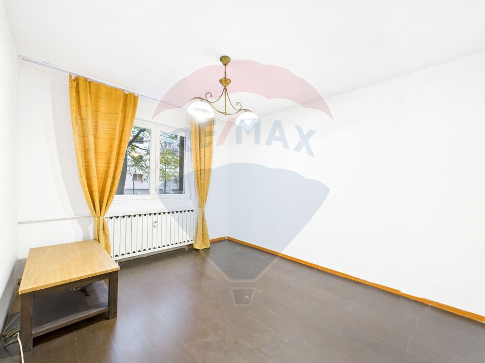 Apartament cu 4 camere de vânzare în zona Rahova
