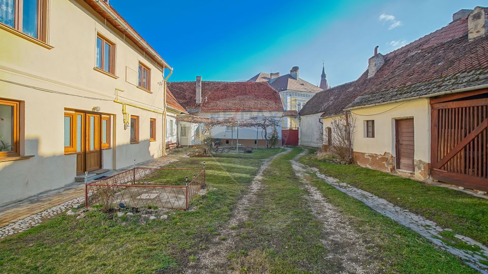 Ultracentral , Cristian, locuinta saseasca, curte comuna