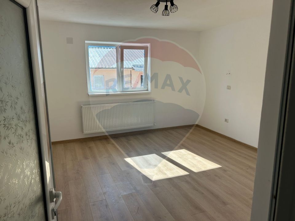 Casă renovată cu 4 camere în Urechești