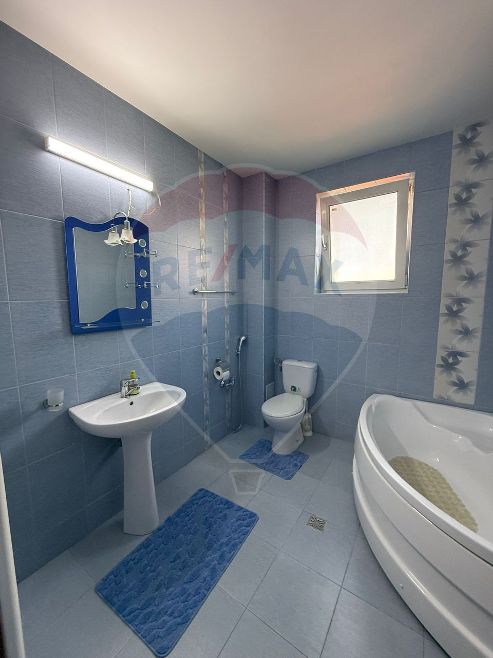 Casă / Vilă cu 9 camere de vânzare în zona 1 Mai