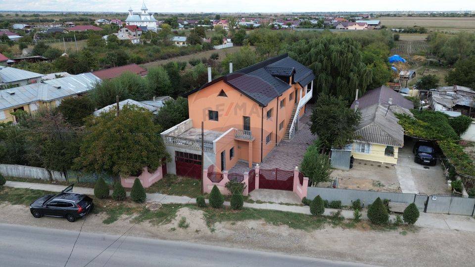 Casă / Vilă cu 8 camere