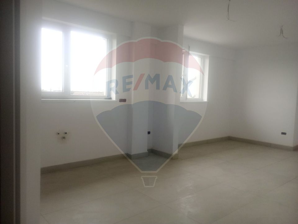 Apartament cu 3 camere de vânzare în zona Micalaca