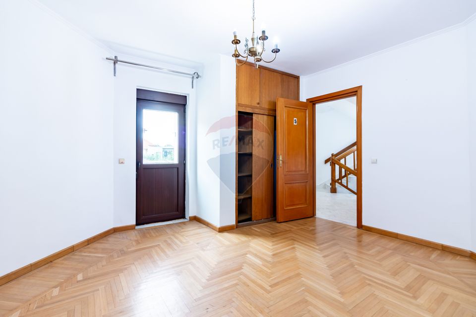 House / Villa with 13 rooms for rent in Pipera area