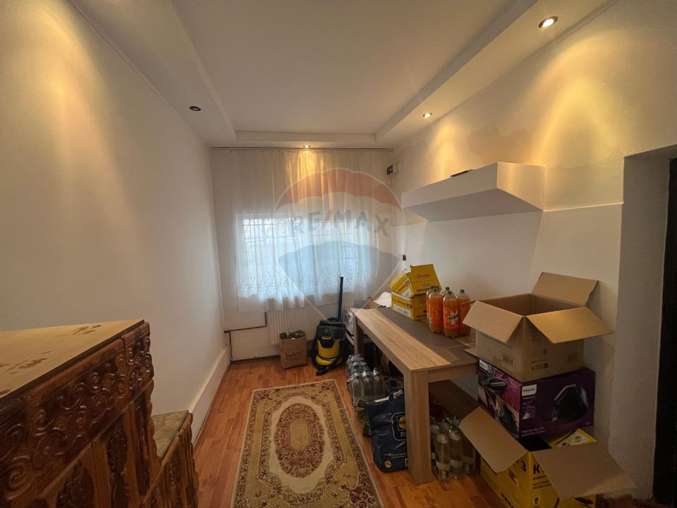 Casa cu 5 camere de vanzare in Priseaca