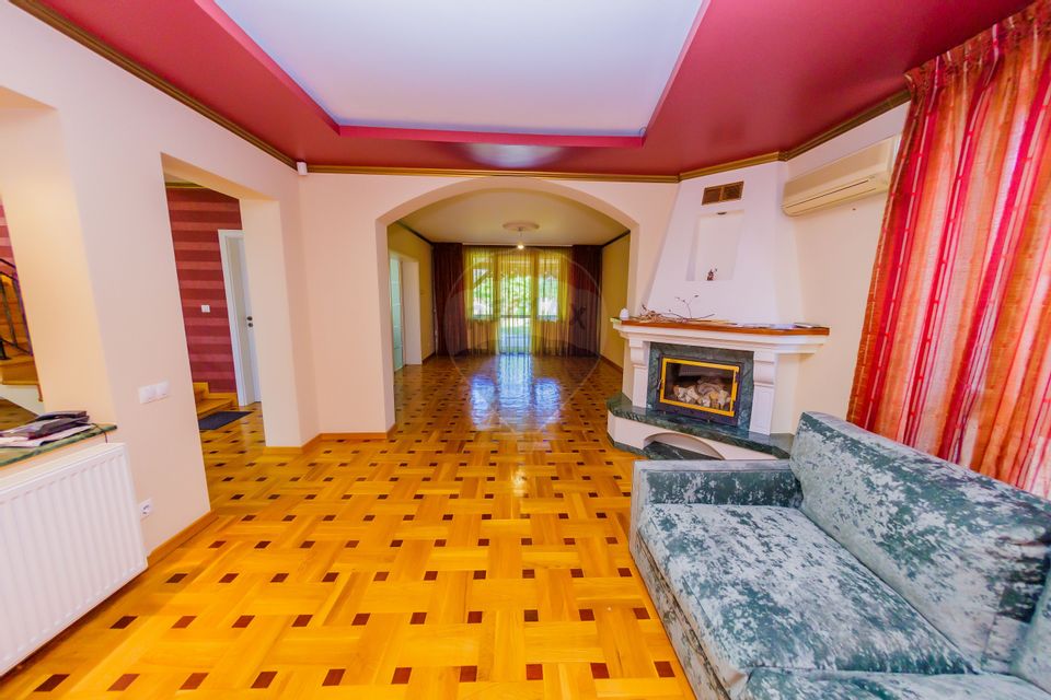 Casă cu 7 camere de vânzare la drumul principal cu 2 intrari