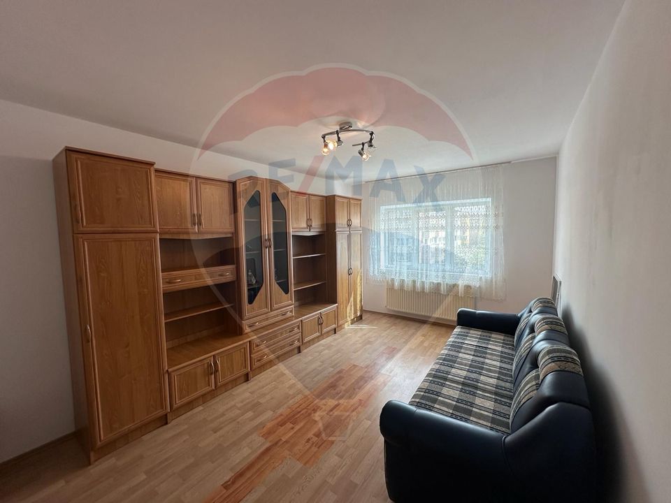 Apartament cu 3 camere de închiriat pe strada Pășunii