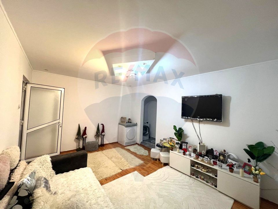 Apartament de vânzare cu 2 camere semidecomandate în zona Ura