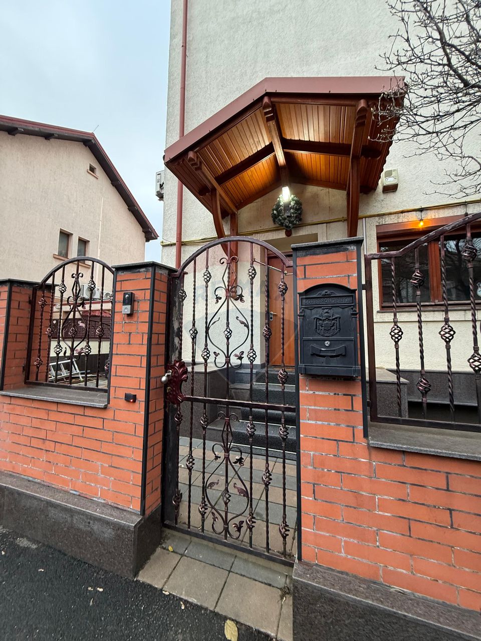 De inchiriat Casă / Vilă 7 camere + curte zona Vatra Luminoasa