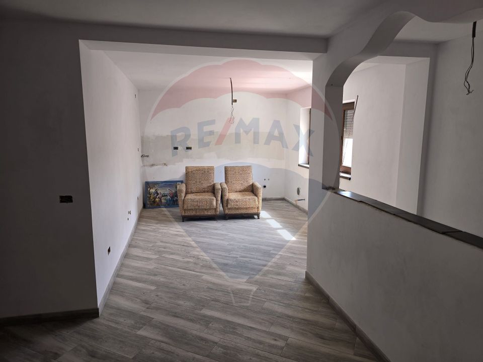 Casă / Vilă cu 4 camere de vânzare în zona Periferie