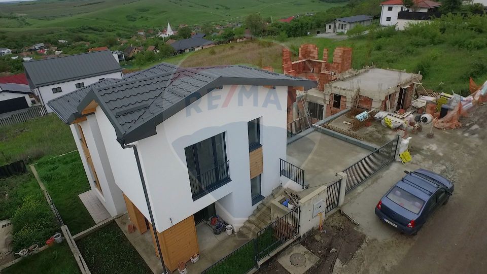 Casa individuala, arhitectura moderna, compartimentare eficienta